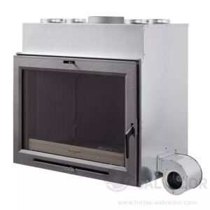 El hogar Hergom H-03/80 S Turbo es una estufa de leña insertable de alta eficiencia, diseñada para ofrecer un rendimiento térmico excepcional y una distribución óptima del calor en su hogar. Fabricado en hierro fundido, este modelo destaca por su robustez y capacidad para retener y transmitir el calor de manera eficiente. Características principales: Potencia y rendimiento: Con una potencia nominal de 13,3 kW y una potencia máxima de 17 kW, el H-03/80 S Turbo es ideal para calentar espacios de hasta 340 m³. Su rendimiento energético alcanza el 78,1%, garantizando una combustión eficiente y un consumo reducido de leña. Sistema de doble combustión: Incorpora un sistema de doble combustión que optimiza la quema de los gases generados, mejorando la eficiencia y reduciendo las emisiones de CO. Este sistema contribuye a una combustión más limpia y ecológica. Distribución del calor: Equipado con una potente turbina de convección que desplaza 410 m³/h de aire caliente, el H-03/80 S Turbo permite distribuir el calor de manera uniforme en la estancia donde se encuentra y en habitaciones adyacentes. Las cuatro toberas superiores facilitan la canalización del aire caliente, mejorando la eficiencia térmica en toda la vivienda. Sistema Airwash: Incluye un sistema Airwash que mantiene el cristal de la puerta limpio, ofreciendo una visión clara del fuego y reduciendo la acumulación de residuos en el vidrio. Diseño y dimensiones: Con dimensiones de 800 mm de ancho, 816 mm de altura y 453 mm de profundidad, el H-03/80 S Turbo está diseñado para integrarse fácilmente en espacios de tamaño medio. La longitud máxima de troncos es de 550 mm, permitiendo una carga de leña cómoda y eficiente. Certificaciones y normativa: Cumple con la normativa europea EN 13229 y cuenta con el certificado CE RRF-29 11 2800, asegurando su calidad y conformidad con los estándares de seguridad y eficiencia energética. El hogar Hergom H-03/80 S Turbo es la elección perfecta para quienes buscan una estufa de leña insertable que combine eficiencia, diseño y funcionalidad, proporcionando un ambiente cálido y acogedor en su hogar.