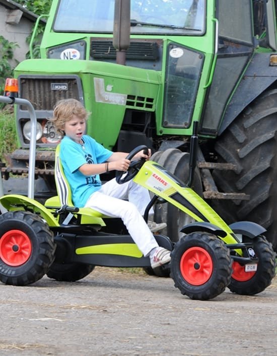 carro-coche-triciclo-kart-veiculo-a-vehiculo-de-pedais-pedales-berg-toys-bergtoys-tractor-claas-550×707