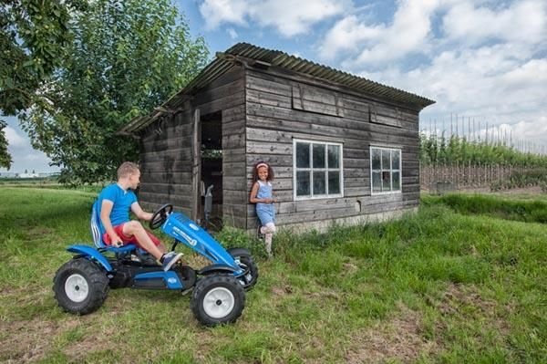 tractor-pedales-infantil-BERG-New-Holland-BFR-jugando_ad_l